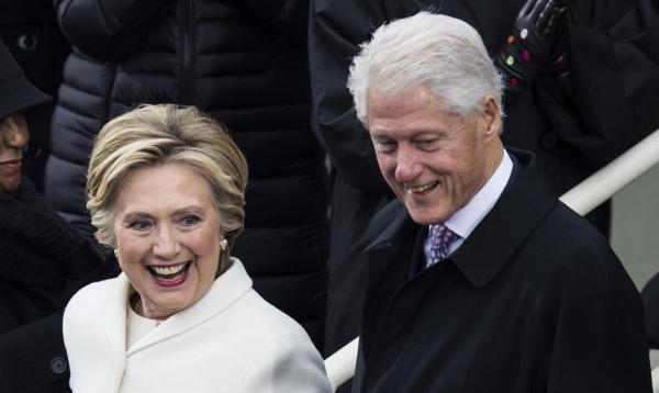 Bill Clinton şi Hillary Clinton salută mulţimea