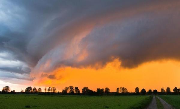 Alertă meteo de vreme severă în 23 de judeţe, în orele următoare. Meteorologii anunță rafale de vânt de 100 km/h