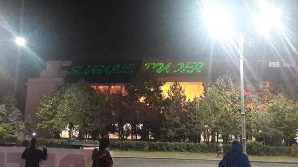 Mesaje anti-Tudorel Toader pe Palatul Victoria. Oamenii îi cer demisia ministrului Justiției