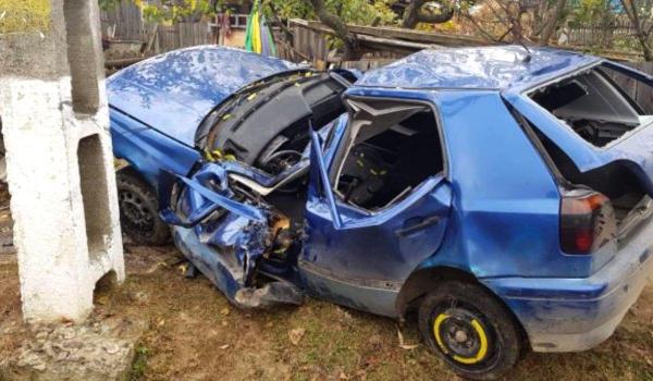 Accident mortal in comuna Slatina din judetul Suceava. Un baiat de 17 ani a murit strivit in masina