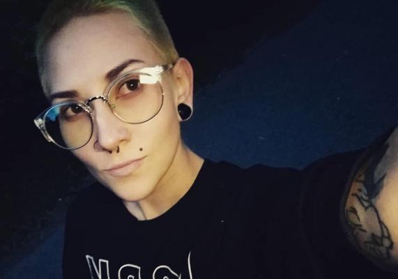 O tânără de 25 de ani și-a înjunghiat fostul soț, după care și-a făcut un selfie lângă el