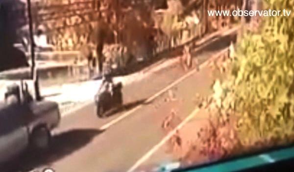 Video cu momentul în care un motociclist din Comăneşti este călcat de un şofer vitezoman