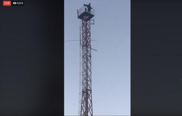 Un bărbat ameninţă că se aruncă de pe o antenă de telecomunicaţii. Evenimentul, transmis live, pe Facebook (Video)