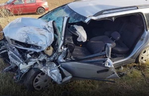 Accident în Olt, o şoferiţă s-a izbit cu maşina de un autocamion