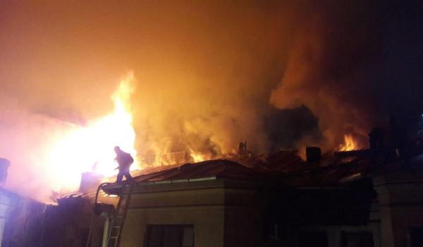 Primele imagini de la incendiul din Centrul Vechi. Toată zona a fost izolată, focul se poate extinde