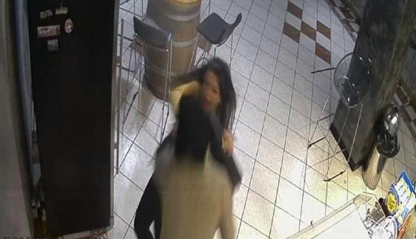 Simona, o româncă din Italia, s-a luat la bătaie cu un hoţ mascat venit să jefuiască barul unde tânăra lucra (video)