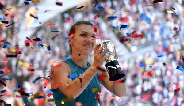 Simona Halep, 49 de săptămâni pe locul 1 WTA. Avantajul faţă de Wozniacki e mai mic de 1.000 de puncte