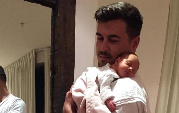 Un nou mesaj transmis de Adrian, logodnicul Elenei Udrea, şi încă o fotografie cu fetiţa acesteia