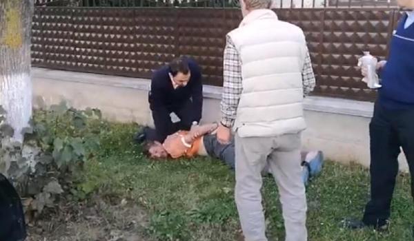 Un şofer şi fratele lui, rupţi de beţi, au sărit la bătaie cu poliţiştii, la Marginea, în Suceava (video)