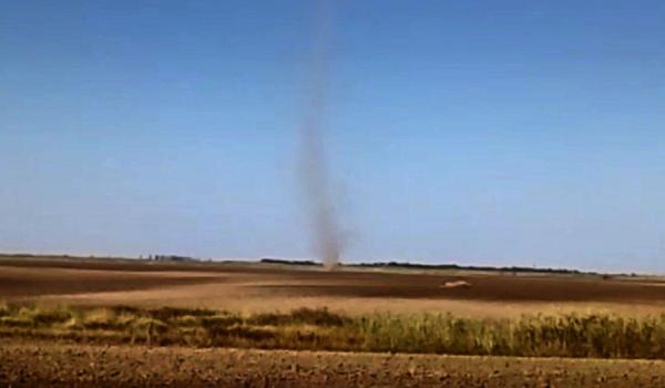Tornadă uriaşă de praf, filmată în comuna Bărăganul