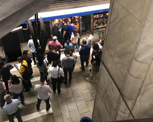 O femeie s-a aruncat în faţa metroului, în staţia Aurel Vlaicu