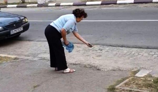 Femeie din Târgu Cărbuneşti, filmată în timp ce 'plantează' cioburi pe trotuar (Video)