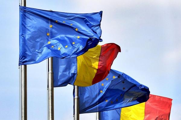 Drapelele Uniunii Europene si al Romaniei