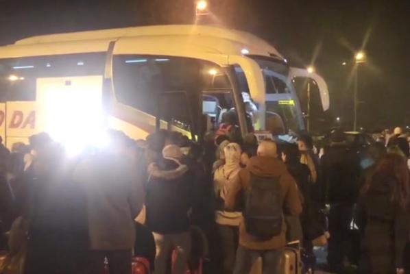 Haos pe Aeroportul din Sibiu! Cinci curse aeriene au fost deviate de la Cluj la Sibiu, din cauza ceţii. Oamenii sunt urcați în autocare (Video)