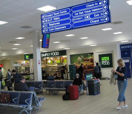 Români blocați de două zile pe aeroportul Luton din Londra, după ce două curse aeriene către Cluj au fost anulate