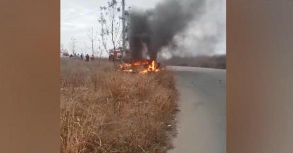 Maşina incendiată după accident