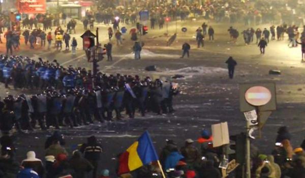Ultrași din galeriile echipelor Rapid și Dinamo, condamnați pentru violențele din Piața Victoriei