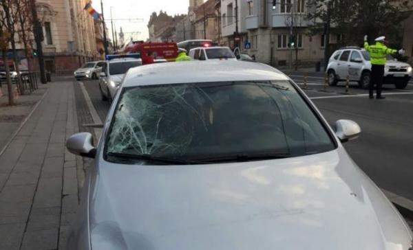 Pieton spulberat pe trecere, la Cluj, în stare gravă, după ce un şofer a trecut pe roşu