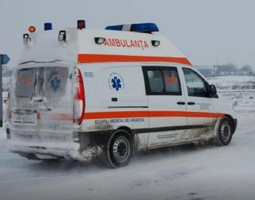 Ambulanţă blocată în nămeţi