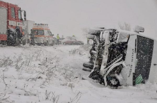 O femeie a murit, iar cinci persoane sunt rănite, după un accident pe DN28 D, în localitatea Zăicești