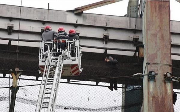 Alertă în Reşiţa. Un bărbat ameninţă că se aruncă de la înălţime. Omul poartă o mască şi are o macetă la el