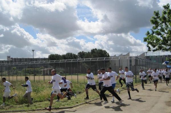 Confruntare brutală între puşcăriaşii români şi albanezi, intervenţie în forţă la închisoarea Sollicciano din Florenţa