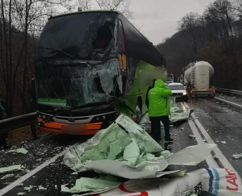 Impact violent între un autocar cu 25 de pasageri și un TIR, la Sibiu. Traficul e complet blocat