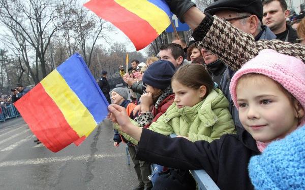 Copii cu steagurile României la Ziua Națională
