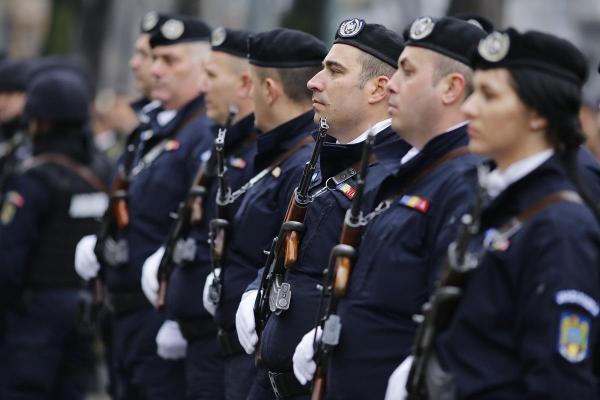 Militari pregătiţi de parada de la 1 decembrie