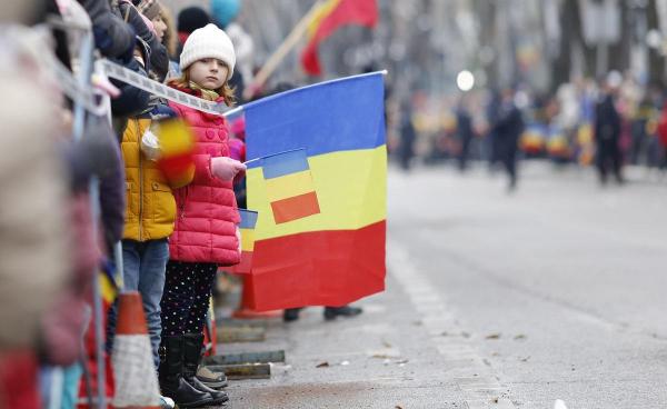 Copil asistă la parada militară de 1 decembrie