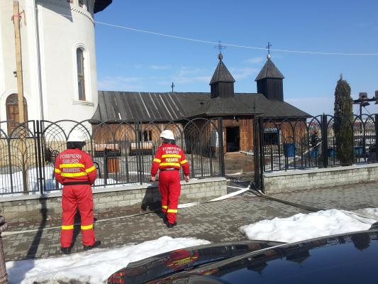 Biserică în flăcări la Buzău, în timpul slujbei de Sf. Andrei, enoriaşii evacuaţi