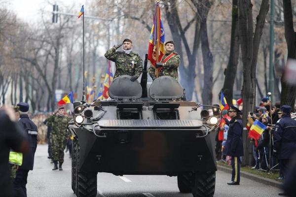 Soldaţi defilează la parada militară din Timişoara
