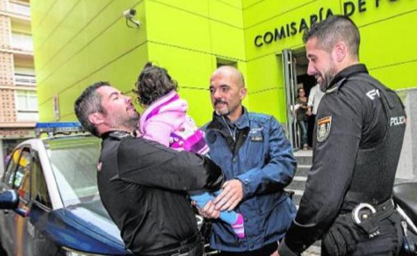 Cei trei poliţişti şi micuţa salvată de la moarte