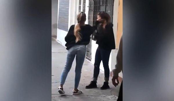 Fată bătută şi umilită de alte trei fete în gara din Constanţa