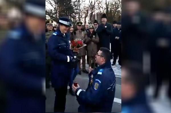 Cerere de căsătorie de Ziua Naţională, în Harghita. Un jandarm i-a oferit inelul iubitei, în aplauzele tuturor (Video)