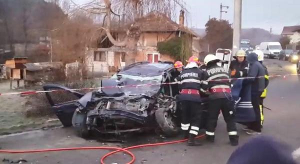 Cinci angajaţi ai unei firme de construcţii au fost implicaţi într-un teribil accident