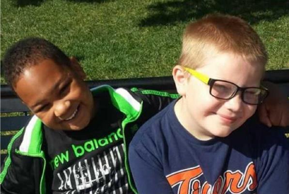 Gest impresionant al unui băiețel, pentru prietenul său