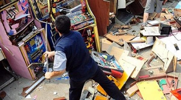 A plecat supărat că a pierdut toți banii la păcănele, dar s-a întors cu ranga și a distrus sala