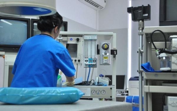 O mămică din Botoşani a bătut şi înjurat o asistentă medicală pentru că nu i-a chemat un taxi