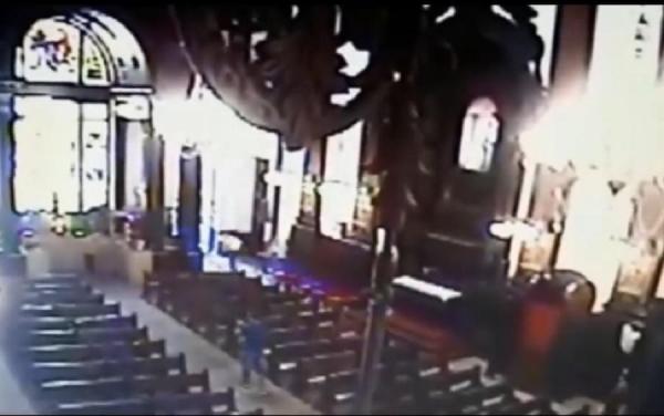 Video cu momentul în care un tânăr ucide cinci oameni într-o biserică din Brazilia. A intrat, s-a rugat, apoi a început să tragă