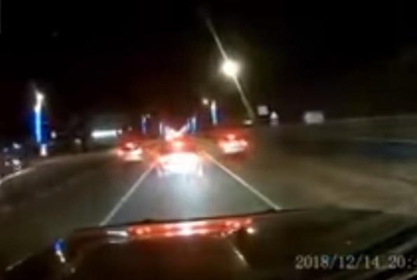 Șofer orbit din spate cu fază lungă evită cu mult noroc o tragedie, la Cluj (Video)