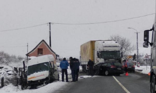 Maşină intrată sub un TIR la Coplean, în Cluj