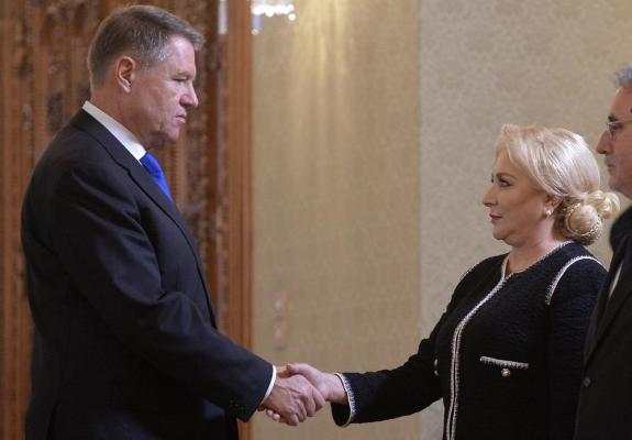 Presedintele Romaniei, Klaus Iohannis (S) si premierul Viorica Dancila