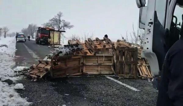 Accident grav în Gorj între un camion cu murături şi o dubă plină cu ciuperci