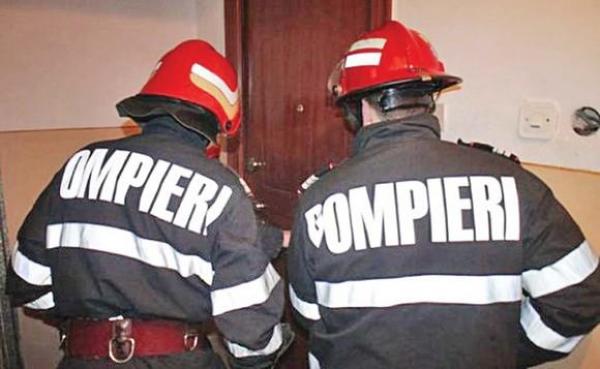 Preot din Iaşi prins cu amanta în casă de preoteasă. Femeia cheamă pompierii să spargă uşa