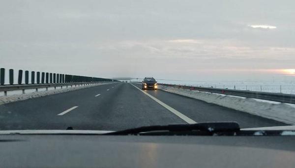 Şoferul a fost surprins de mai mulţi conducători auto