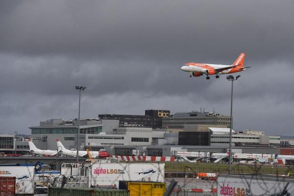 Două persoane au fost arestate pentru folosirea ilegală a dronelor pe aeroportul Gatwick