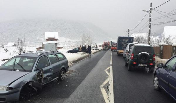 Accident cu trei maşini pe DN 14