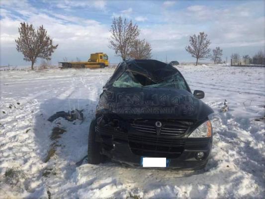 Angajatul unei spălătorii i-a furat maşina unui român abia întors din străinătate. Beat mort, s-a răsturnat pe câmp cu ea