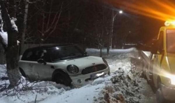 Un şofer din Botoşani s-a culcat după ce a făcut accident, în maşina ieşită în câmp